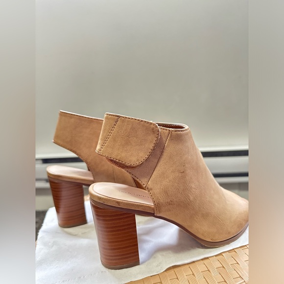 Sandals - Picture 1 of 5